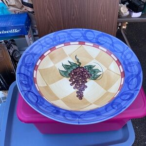 Pasta bowel and 6 plates.